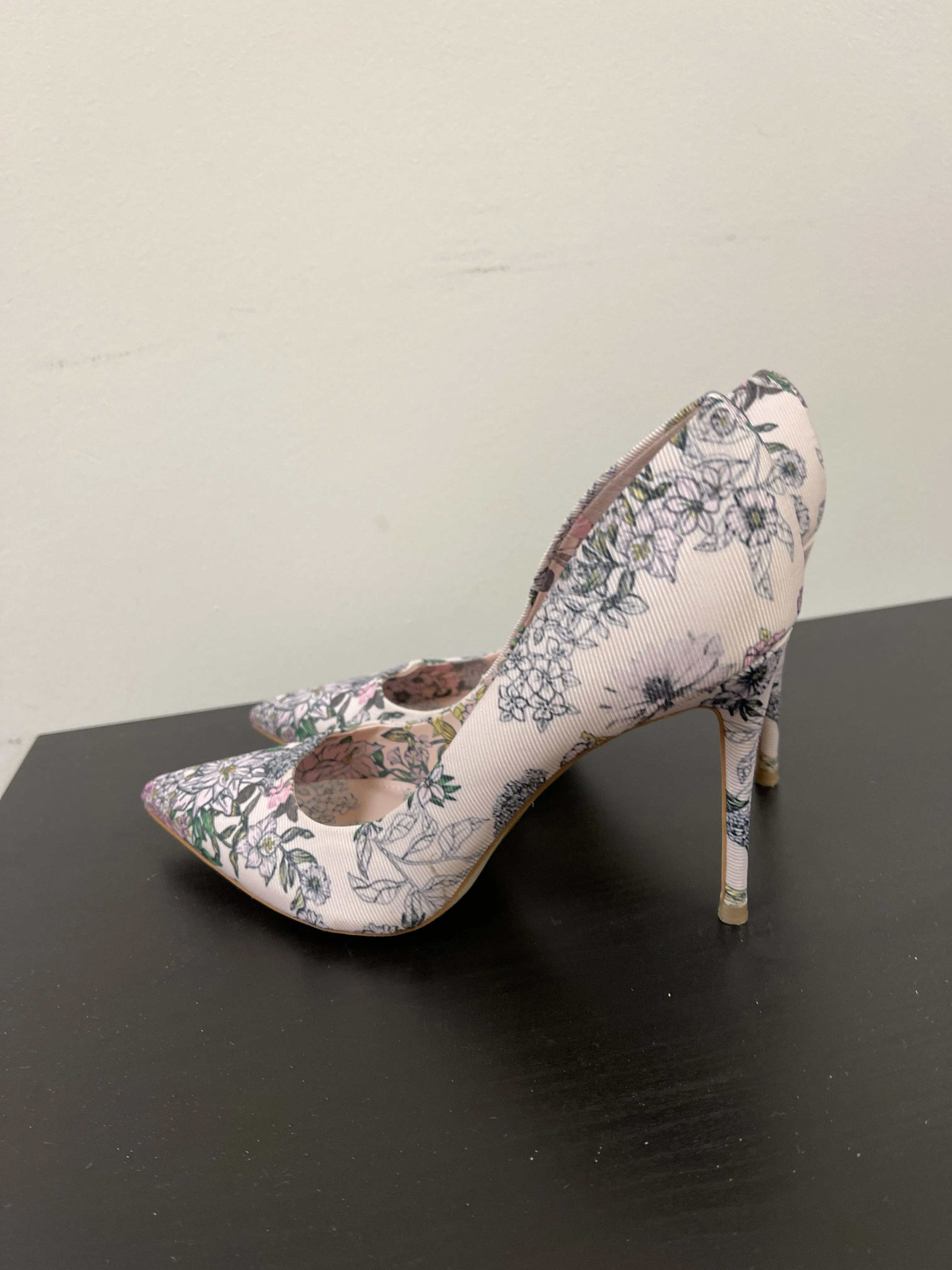 Shoes Heels Stiletto By Guess  Size: 8